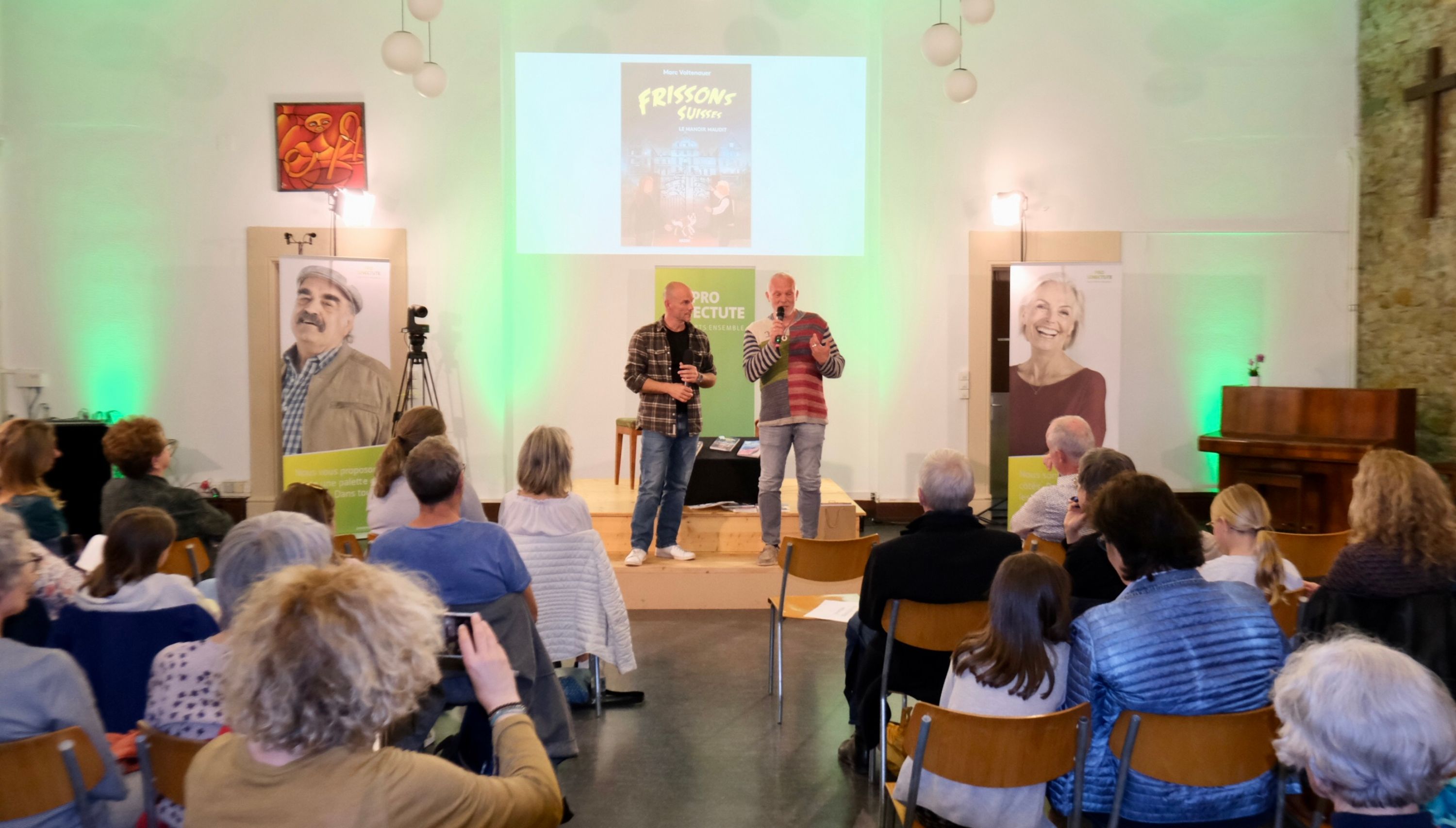 Marc Voltenauer reçoit le Prix Chronos 2023 devant un groupe d'enfants, de jeunes et de seniors.